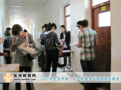 監考老師進行在考生進入考場前進行證件及物品檢查